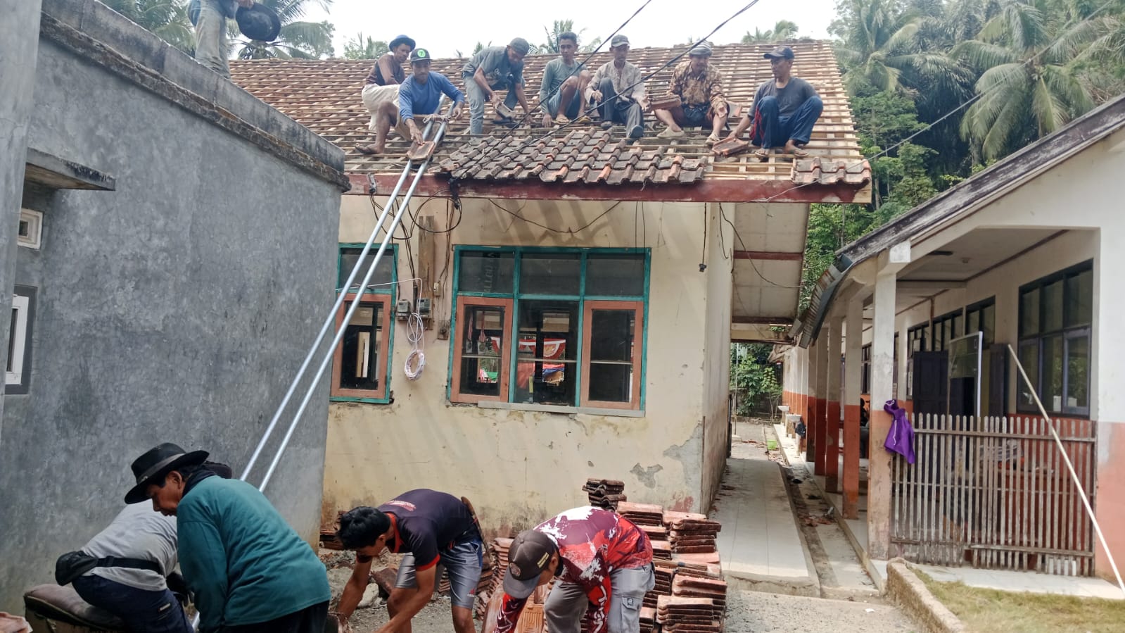 Gotong Royong Warga Dusun Karangpawitan Sambut Persiapan Rehab Gedung SDN 3 Bojong